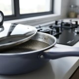 10 inch Low-Smoke Wear-Resistant Integrated Die-Cast Sauté Pan with Tempered Glass Lid, Compatible with All Stoves thumbnail 5